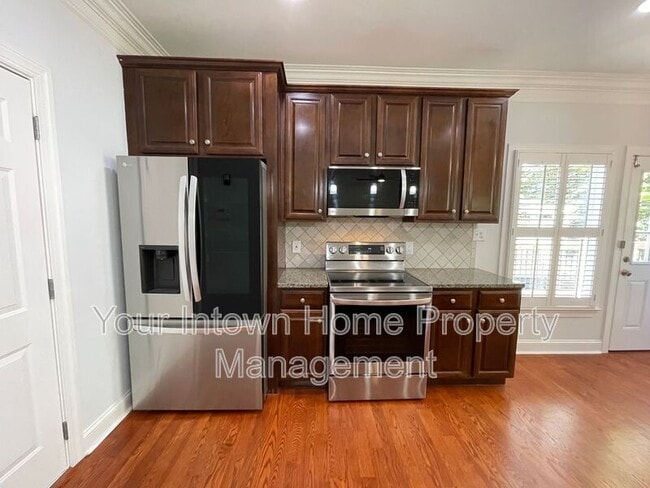 Building Photo - 652 Irwin St NE