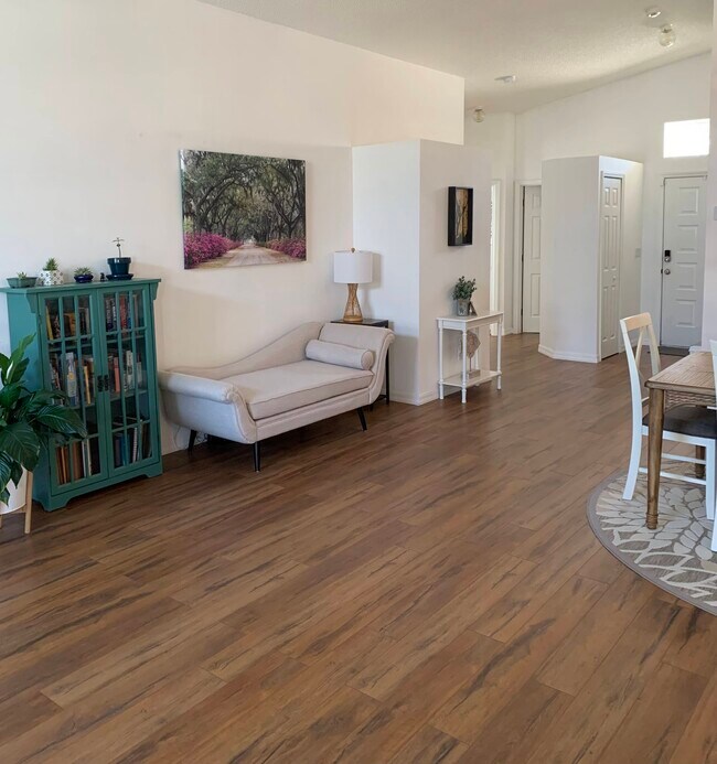 Building Photo - 993 E 13th Sq