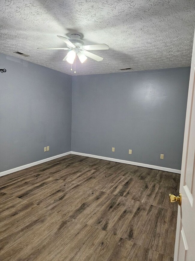 Building Photo - 104 Bitter Sweet Rd