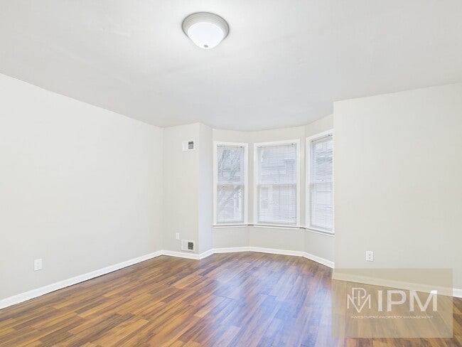 Building Photo - Beautiful 4 Bedroom, 1 Bath Home with Off-Street Parking!!