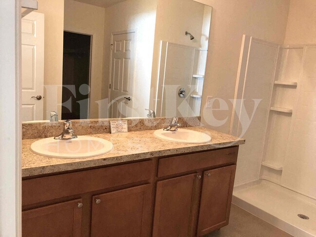 Building Photo - 620 SE 1st Pl