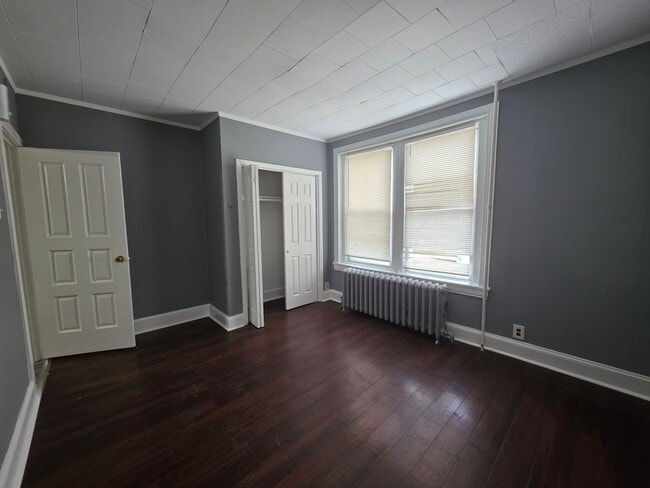 Building Photo - 816 W 11th St