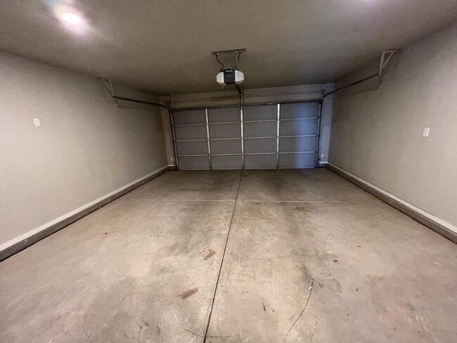 Building Photo - 2018 Kenwood Ave