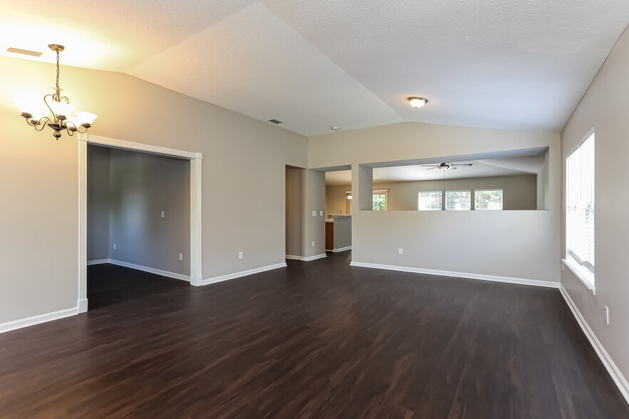Building Photo - 75245 Ravenwood Dr