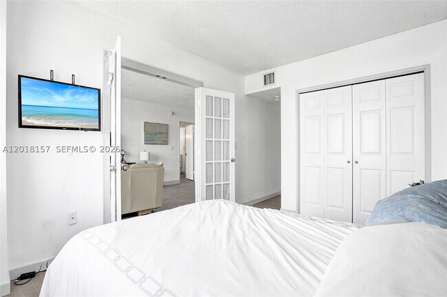 Building Photo - 3725 S Ocean Dr
