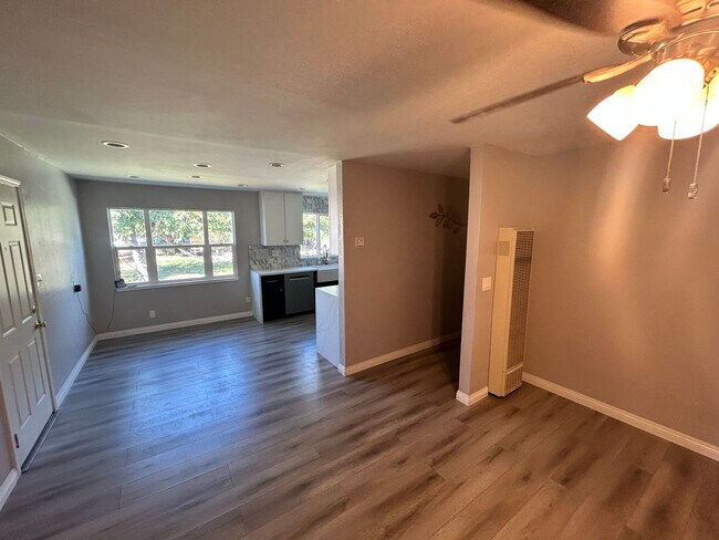 Building Photo - 3 Bedroom/1 Full Remodeled Bath Stockton Ca