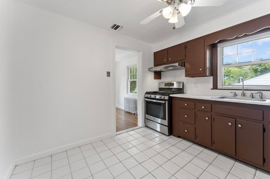 Building Photo - 409 Tappan Rd