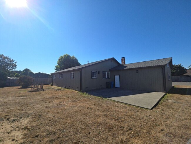 Building Photo - 3BD/2BA newly remodeled Kenwood Dr. Fortun...