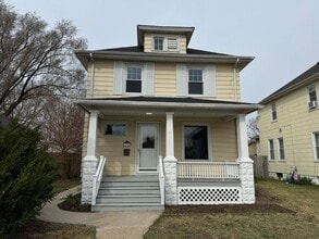 Building Photo - 3 Bedroom Moline Home with 2 Car Garage