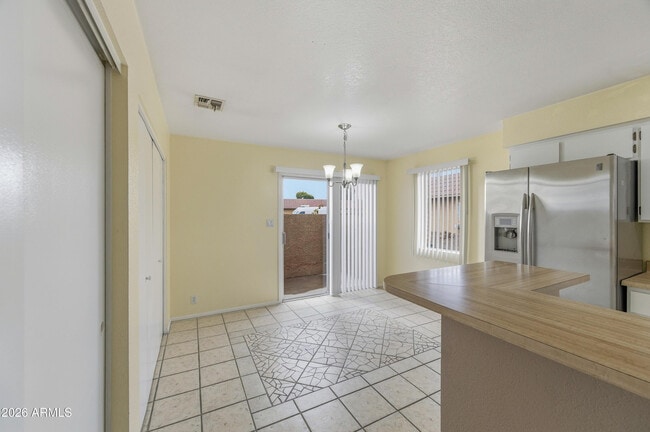 Building Photo - 501 W Yukon Dr