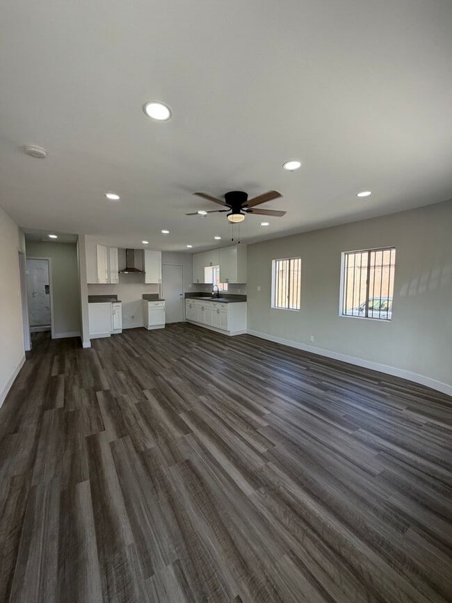 Building Photo - 601 W 94th St