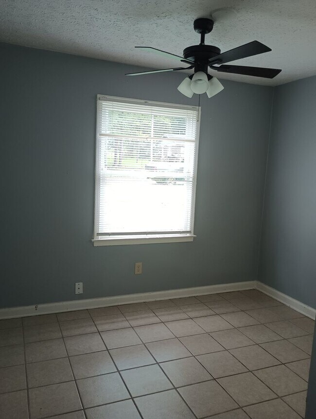 Building Photo - 224 Southlawn Dr