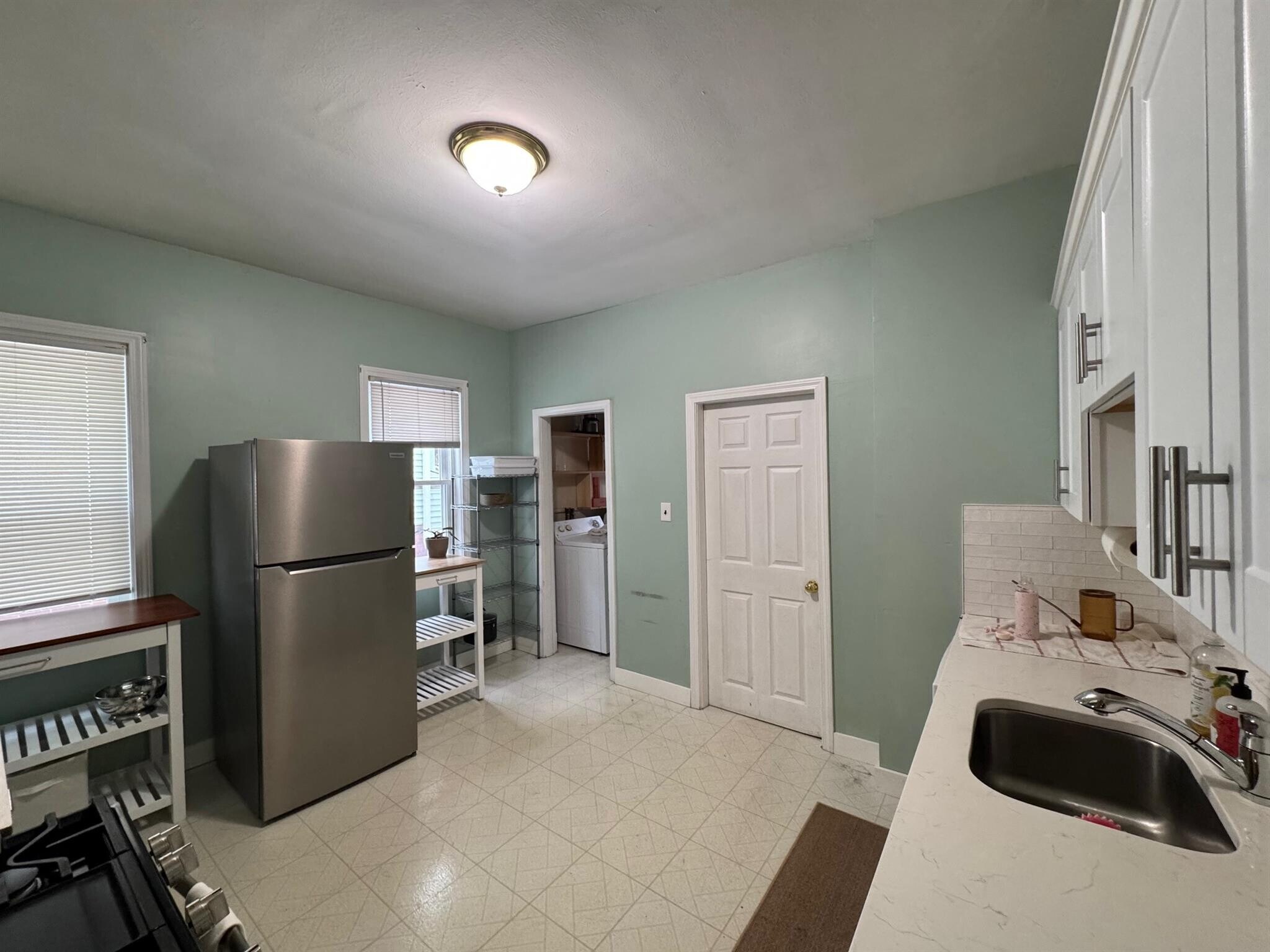 Building Photo - 22 Spencer Ave