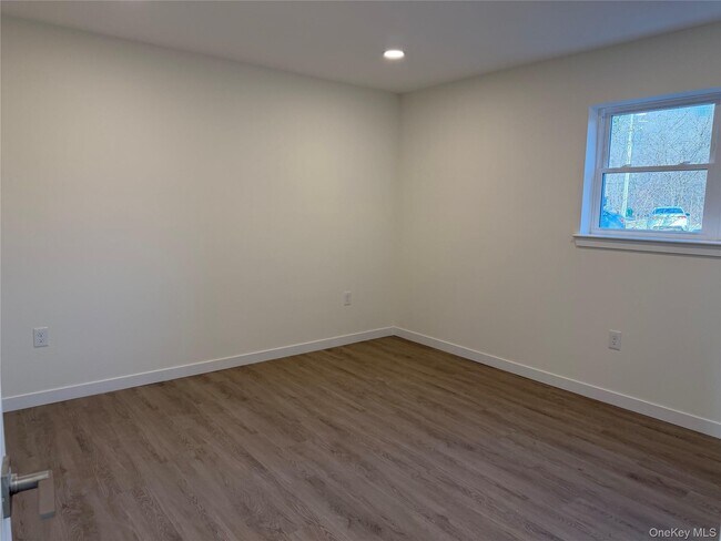 Building Photo - 5 Colonial Dr