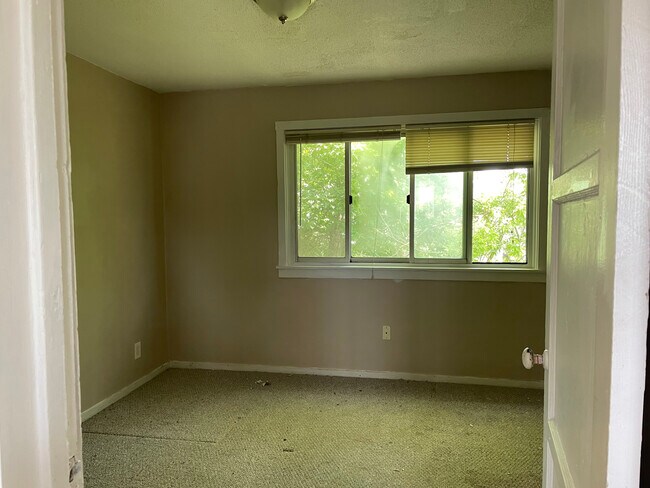 Building Photo - 32609 Montcalm St