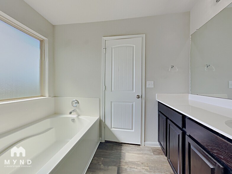 Building Photo - 717 Pinnacle Dr