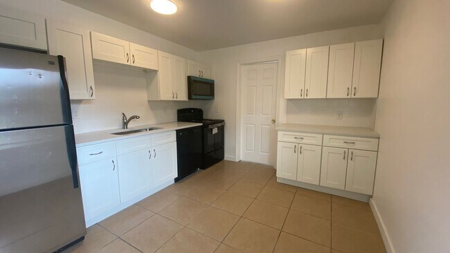 Building Photo - Nicelly Remodeled 3/2 Villa in West Bradenton