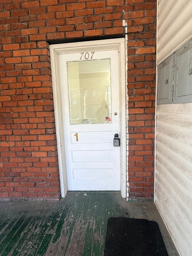 Building Photo - Come enjoy this completely renovated 1 bed/ 1 bath apartment close to shopping, walking trails, m...