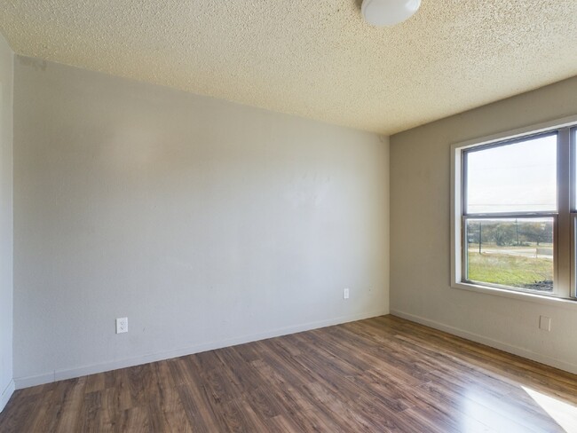 Building Photo - 2/1 Apartment in Marble Falls