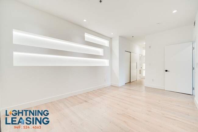 Building Photo - Luminous three-bedroom with a private balc...