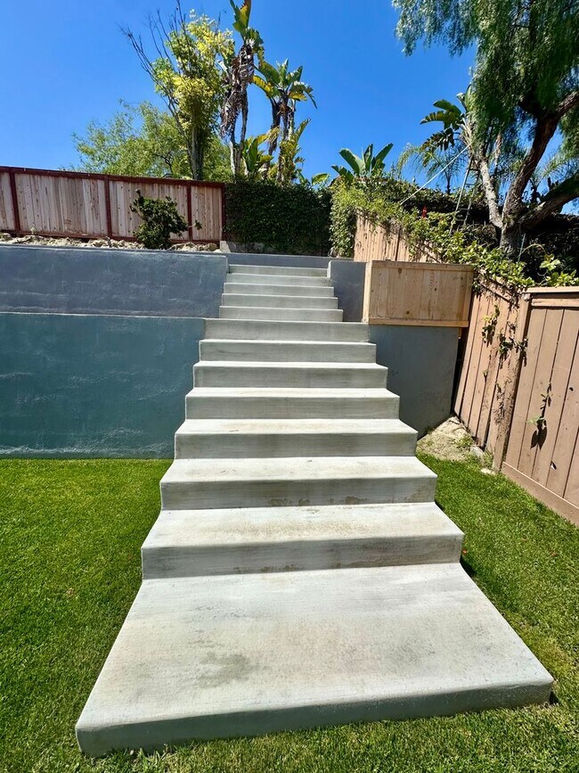 Building Photo - Large 3 bedroom home with loft and large b...