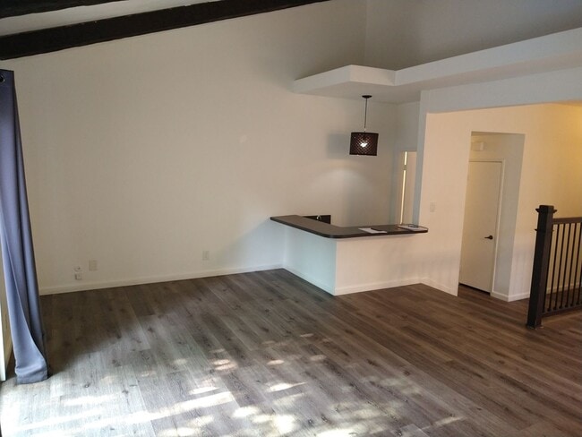 Building Photo - 4 Bedroom Townhouse - Ideal for Chapman St...