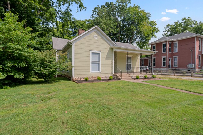 Building Photo - 1357 Park St