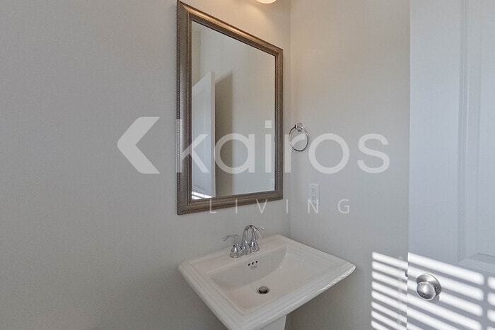 Building Photo - 2253 Banyon Cir