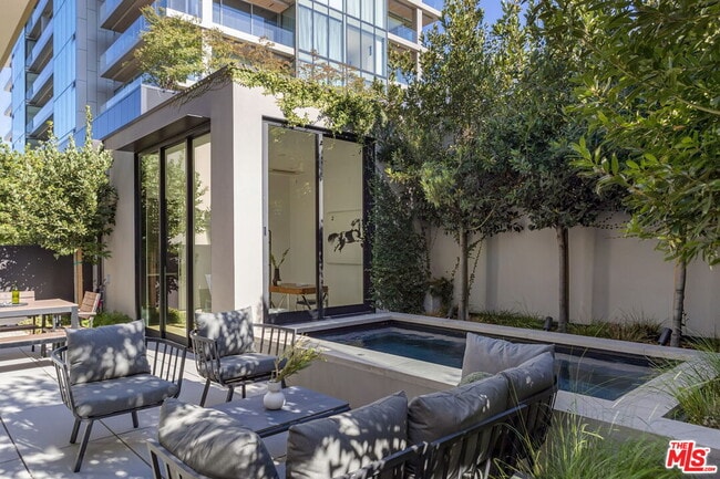 Building Photo - 8890 Rosewood Ave