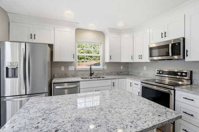 Building Photo - 2 Bedroom End Unit Townhome in University Heights!