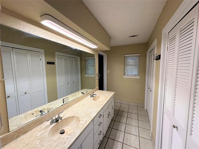 Building Photo - 1707 Bedford Oaks Ct