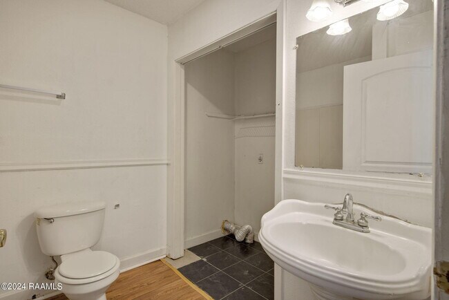 Building Photo - 102 Rue Calliope