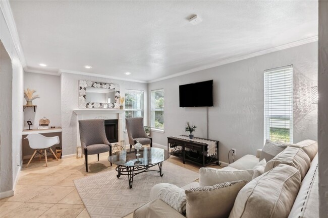 Building Photo - DAZZLING DUPLEX IN FORT WORTH!