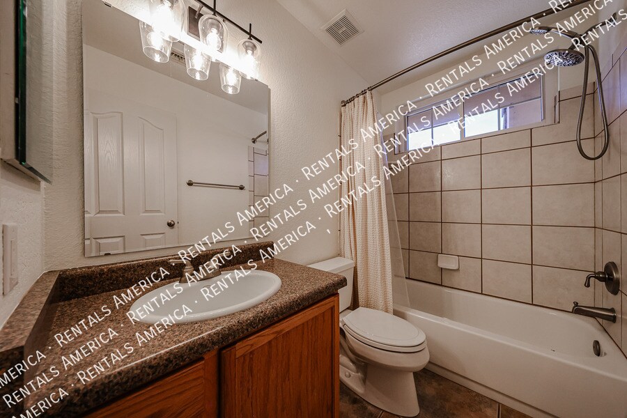 Building Photo - 1140 N Cambridge St