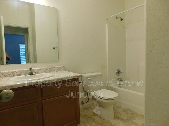 Building Photo - 621 Zenith Ln