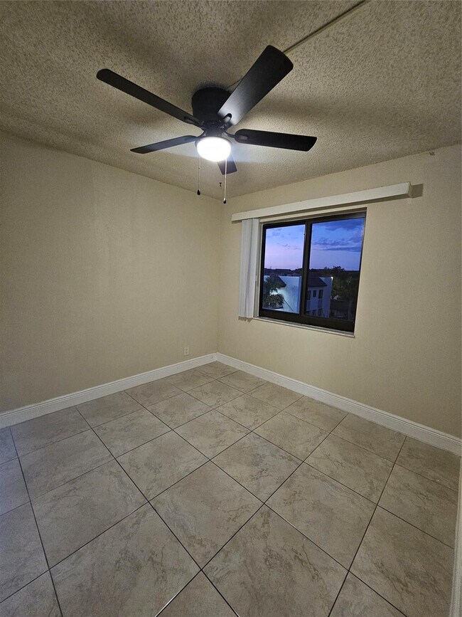 Building Photo - 3720 N Pine Island Rd