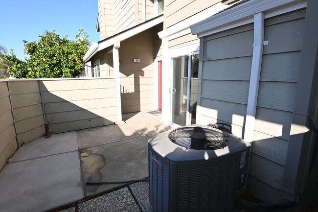 Building Photo - Nicely upated 2 Story Townhouse at Mansion Park with 2 Master Suites.