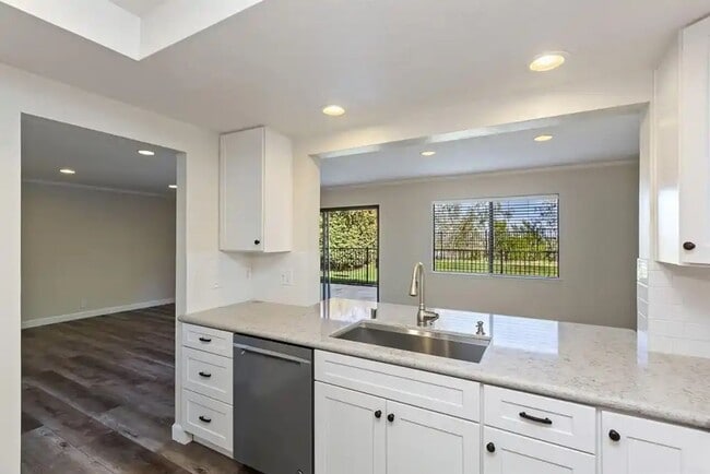 Building Photo - Upgraded La Costa Townhome