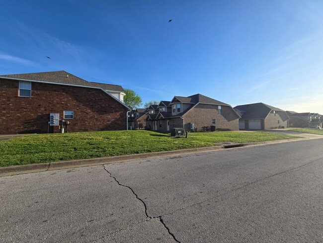 Building Photo - Capri Townhomes