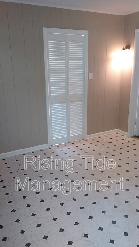 Building Photo - 123 Vines Ave