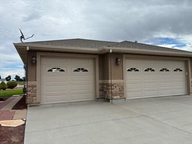 Building Photo - 234 Greenbrier Dr