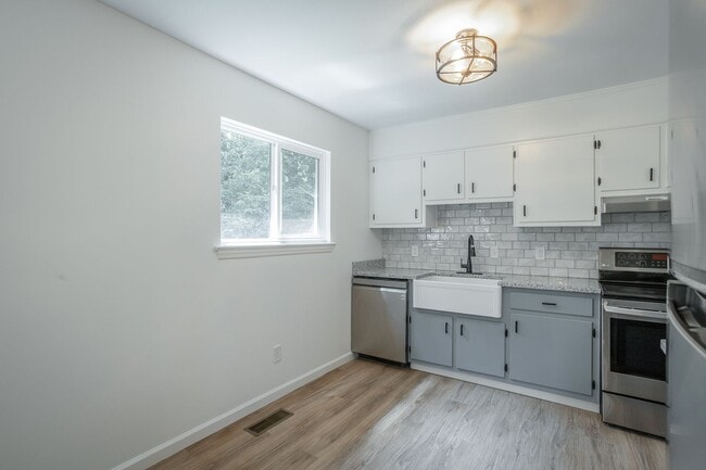 Building Photo - Spacious House in Hixson