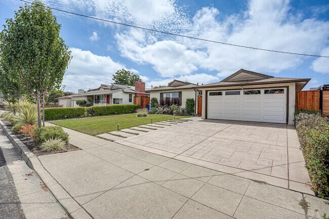 Building Photo - 1338 Thais Ln