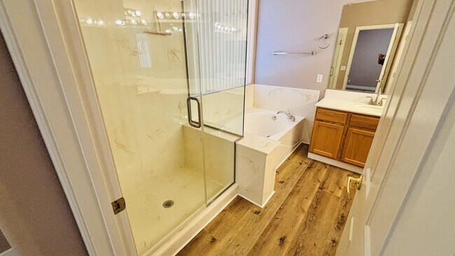 Building Photo - 917 Coldwater Falls Way