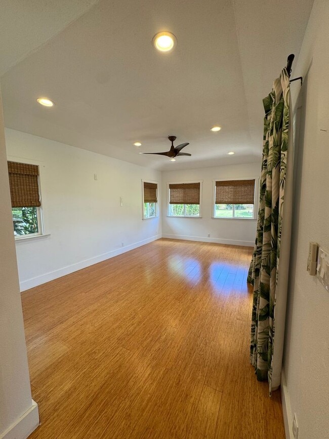 Building Photo - Newly Renovated 3/3 Home in Waialua