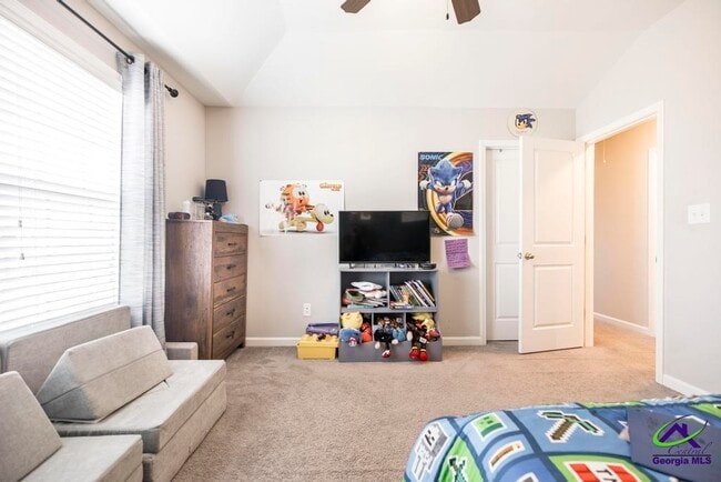 Building Photo - 421 Newport Ave