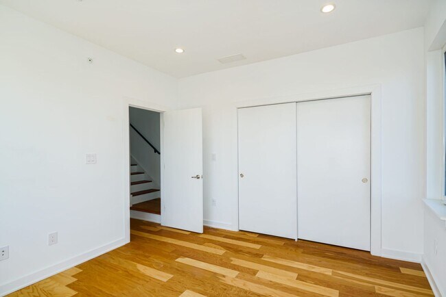 Building Photo - Stunning 4-Bedroom Townhouse with Garage and Rooftop Deck! Available late May!