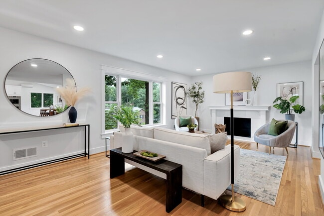 Building Photo - "Luxurious 6-Bed, 6-Bath Arlington Retreat...