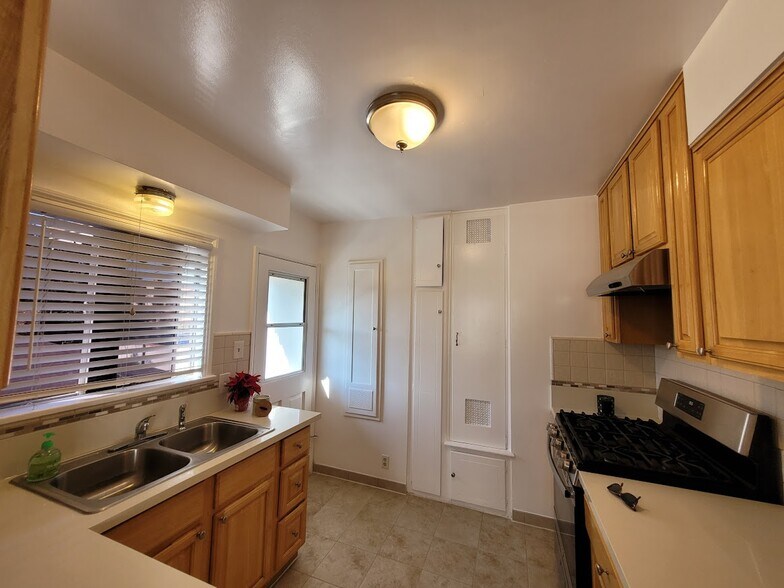 Building Photo - 305 N Palm Ave