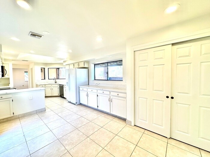 Building Photo - 4100 E Pontatoc Canyon Dr